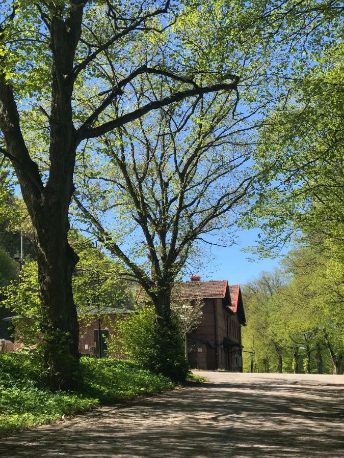 Tree Top Hill - The Old Station House - Bastad Holiday Apartments 외부 사진